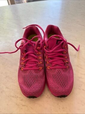 Nike Run Fast Sneakers 
Size 7.5
Preowned 
Pink
